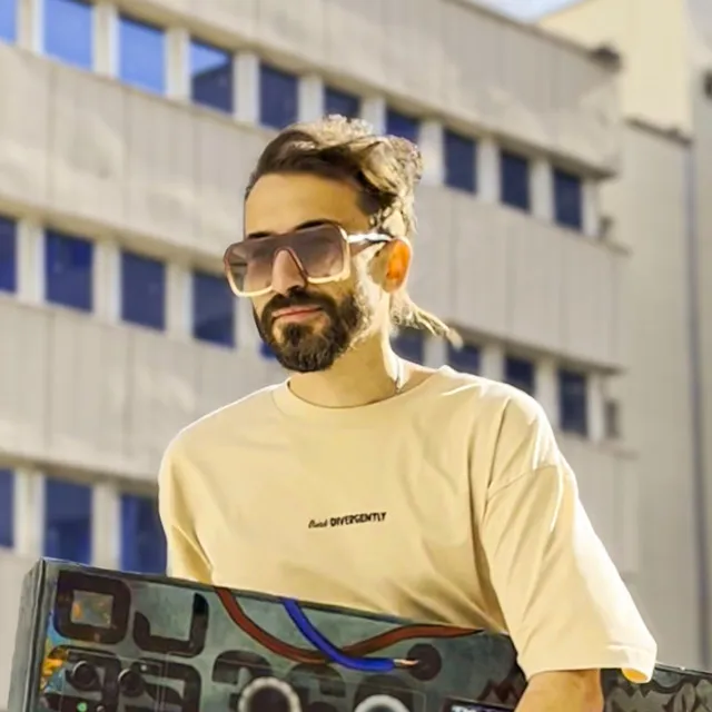 DJ 33